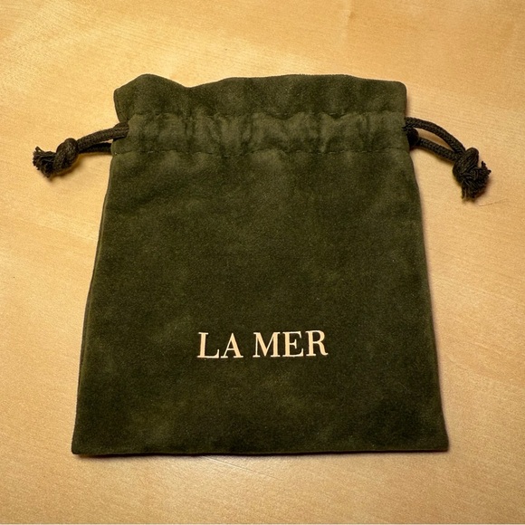LA MER Skincare Set & Pouch | Travel Size (3pc) | Velvet Green Drawstring Pouch - Picture 7 of 9